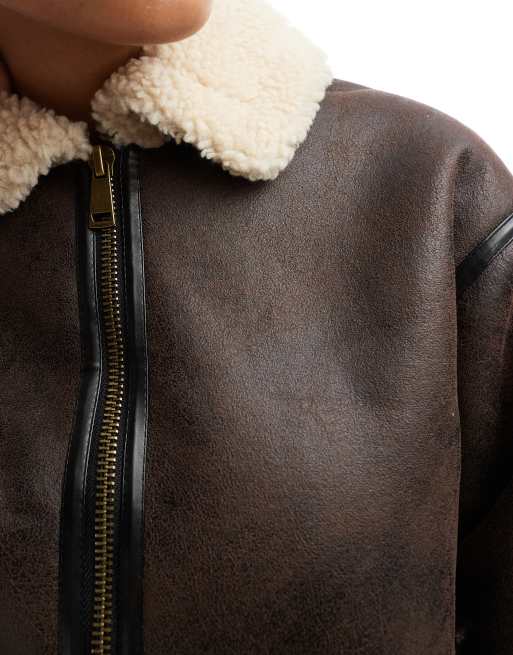 Cotton On – Dakota – Pilotenjacke aus Kunstleder in Braun und Cremeweiß, 3 von 4