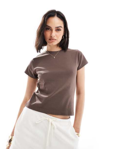 Cotton On – Dopasowany krótki brązowy T-shirt w stylu lat 90. - view 1
