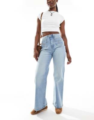 Cotton On - Elastische Jeans in sonnengebleichtem Blau mit weitem Bein