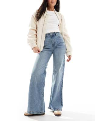Cotton On - Elastische Jeans mit blauer Stone-Waschung und weitem Bein