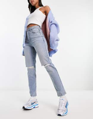 Cotton On - Elastische Mom-Jeans in Blau mit Knierissen