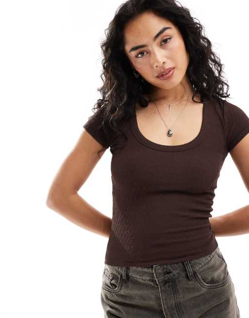 Cotton On – Enges T-Shirt aus Pointelle in Braun mit U-Boot-Ausschnitt 