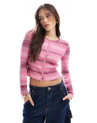 Cotton On - Everfine - Strickjacke in Beerenrot mit Space-Dye-Färbung-Bunt