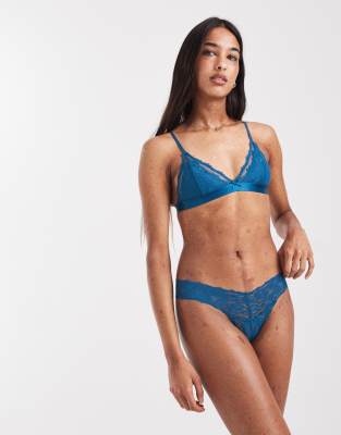 Cotton On - Everyday - Stringtanga aus Spitze in Petrol-Blau