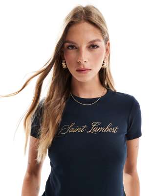 Cotton On - Figurbetontes Longline-T-Shirt mit „Saint Lambert"-Grafikprint-Marineblau