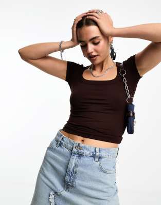 Cotton On - Figurbetontes T-Shirt in Braun mit U-Ausschnitt