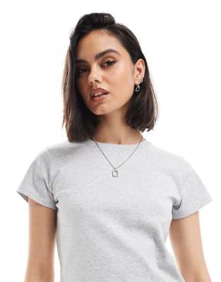 Cotton On - Figurbetontes T-Shirt in Grau im Stil der 90er