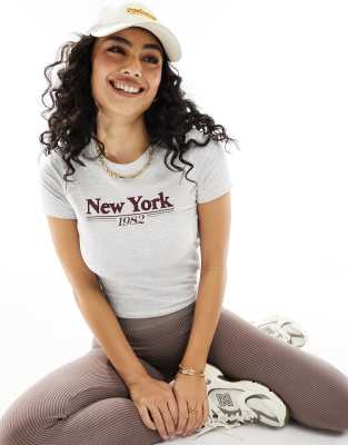 Cotton On - Figurbetontes T-Shirt mit New-York-Grafikprint und knappem Schnitt-Grau