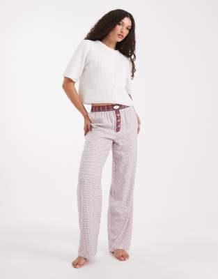 Cotton On - Flanellhose in Burnt Apple mit weitem Bein und sehr kleinem Karomuster-Rot