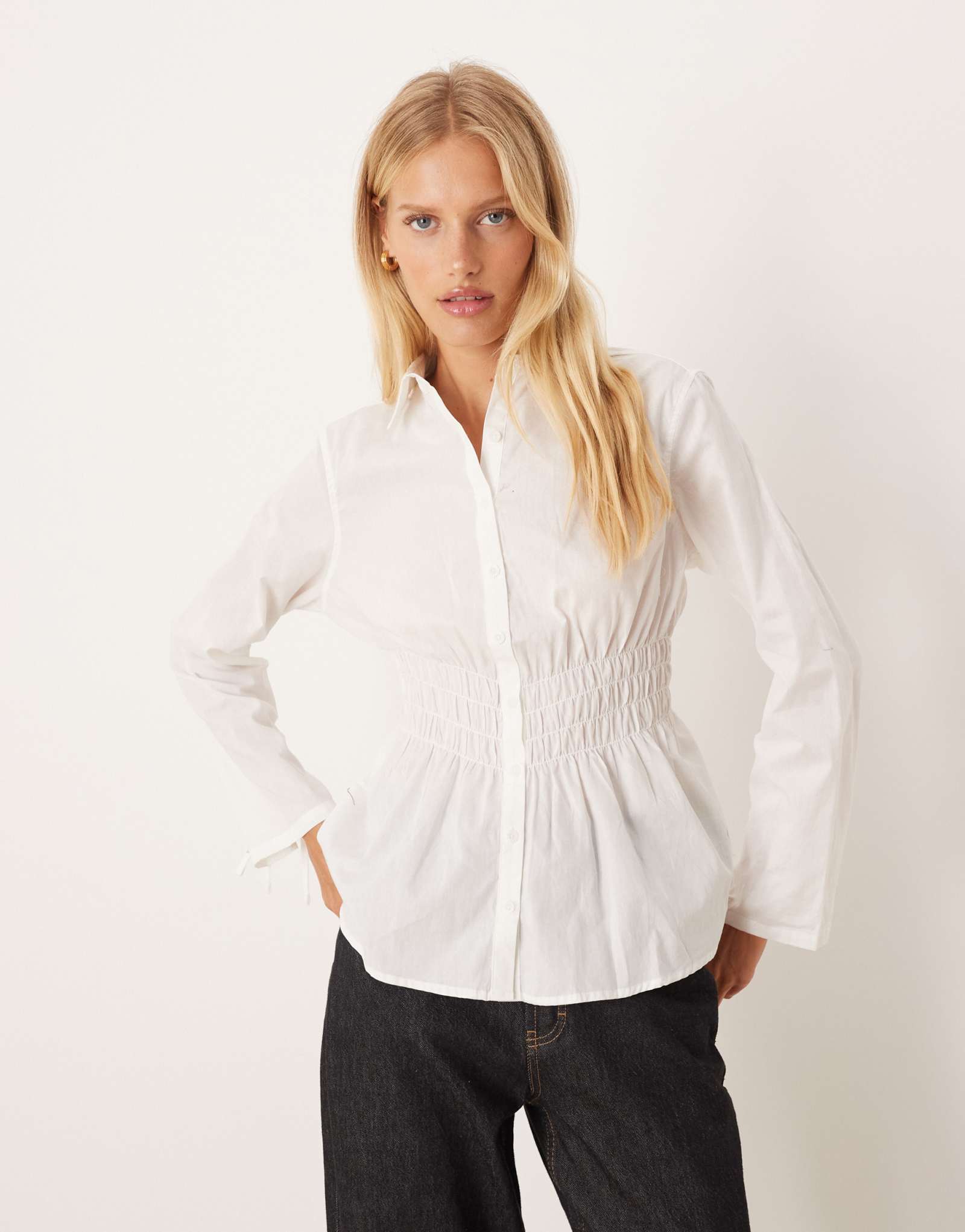 Белая рубашка со сборками и длинными рукавами из хлопка