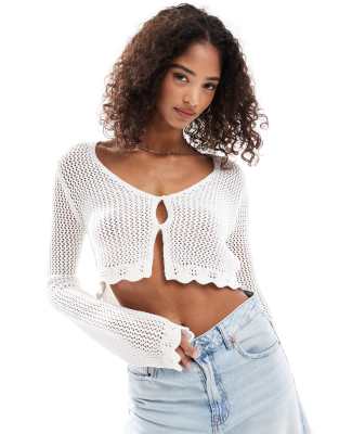 Cotton On - Gehäkelte Strickjacke in Porzellanweiß mit Bogenkante