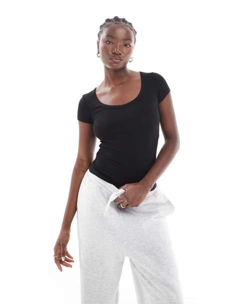 Cotton On - Geribbelde top met lage ronde hals en korte mouwen in zwart - view 1