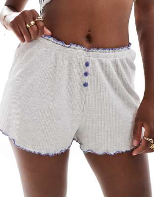 Cotton On - Gerippte Pyjama-Shorts in Grau mit Rüschen