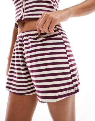 Cotton On - Gerippte Shorts aus Pointelle in dunkler Eiche mit Streifen, Kombiteil-Bunt