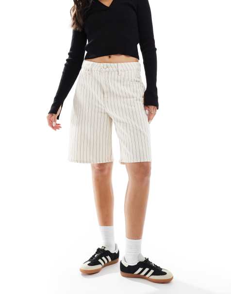 Cotton On - Gestreepte denim short van denim met lange pasvorm in ecru - view 1