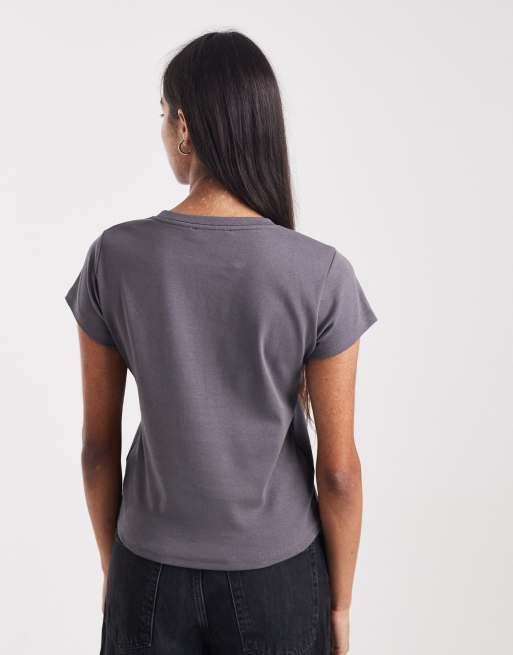 Cotton On - Gråbrun baby-T-shirt i 90'er-stil, 4 af 4