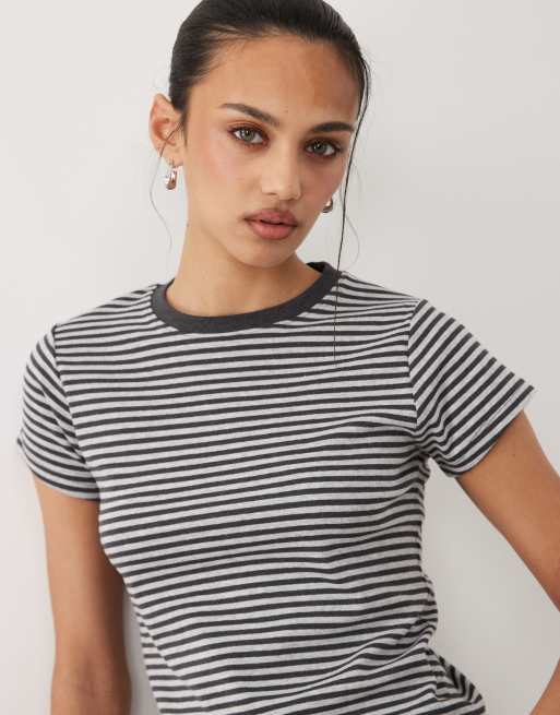 Cotton On – Grårandig, liten t-shirt i 90-talsstil, 3 av 4