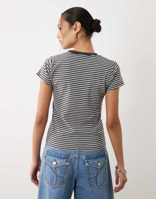 Cotton On – Grårandig, liten t-shirt i 90-talsstil, 4 av 4