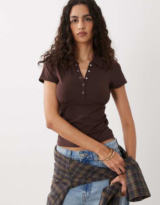 Cotton On - Hold Me - Top marrón roble oscuro de manga corta con cuello tipo polo, 1 de 4