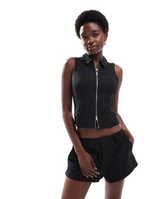 Cotton On - Izzy - Weste in Schwarz mit Nadelstreifen und durchgehendem Reißverschluss, Kombiteil-Braun