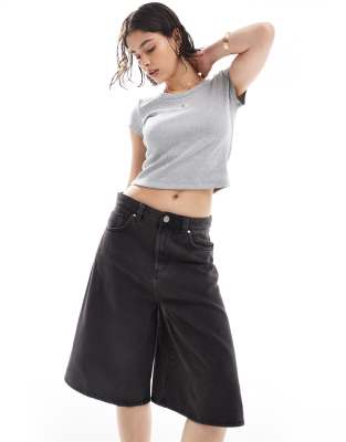 Cotton On - Jeans-Jorts in Schwarz mit Used-Optik und weitem Schnitt