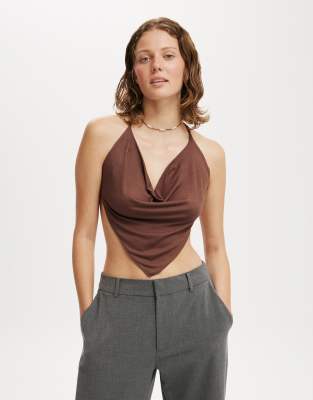 Cotton On - Jordie - Figurbetontes Neckholder-Oberteil in Braun mit Wasserfallausschnitt