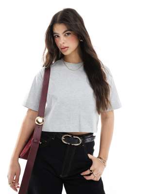 Cotton On - Kastiges Cropped-T-Shirt in Grau
