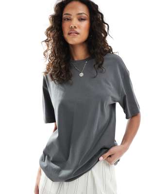 Cotton On - Kastiges Oversize-T-Shirt in Graphit-Grau