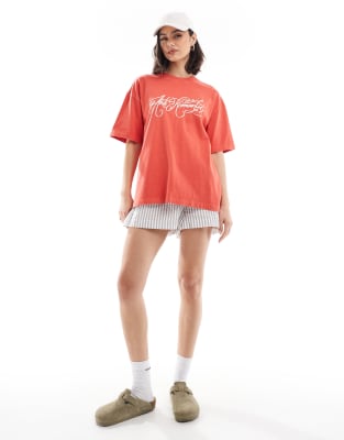 Cotton On - Kastiges T-Shirt in Rot mit „Anti Romantic"-Print-Grau