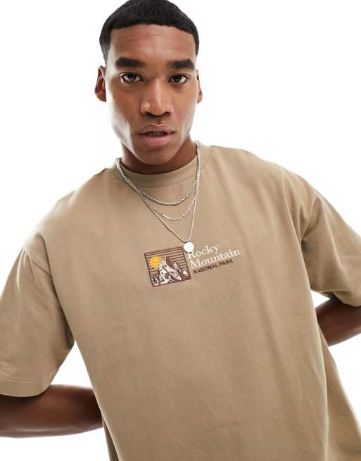 Cotton On – Kastiges T-Shirt in Taupe mit Mountain-Motiv 