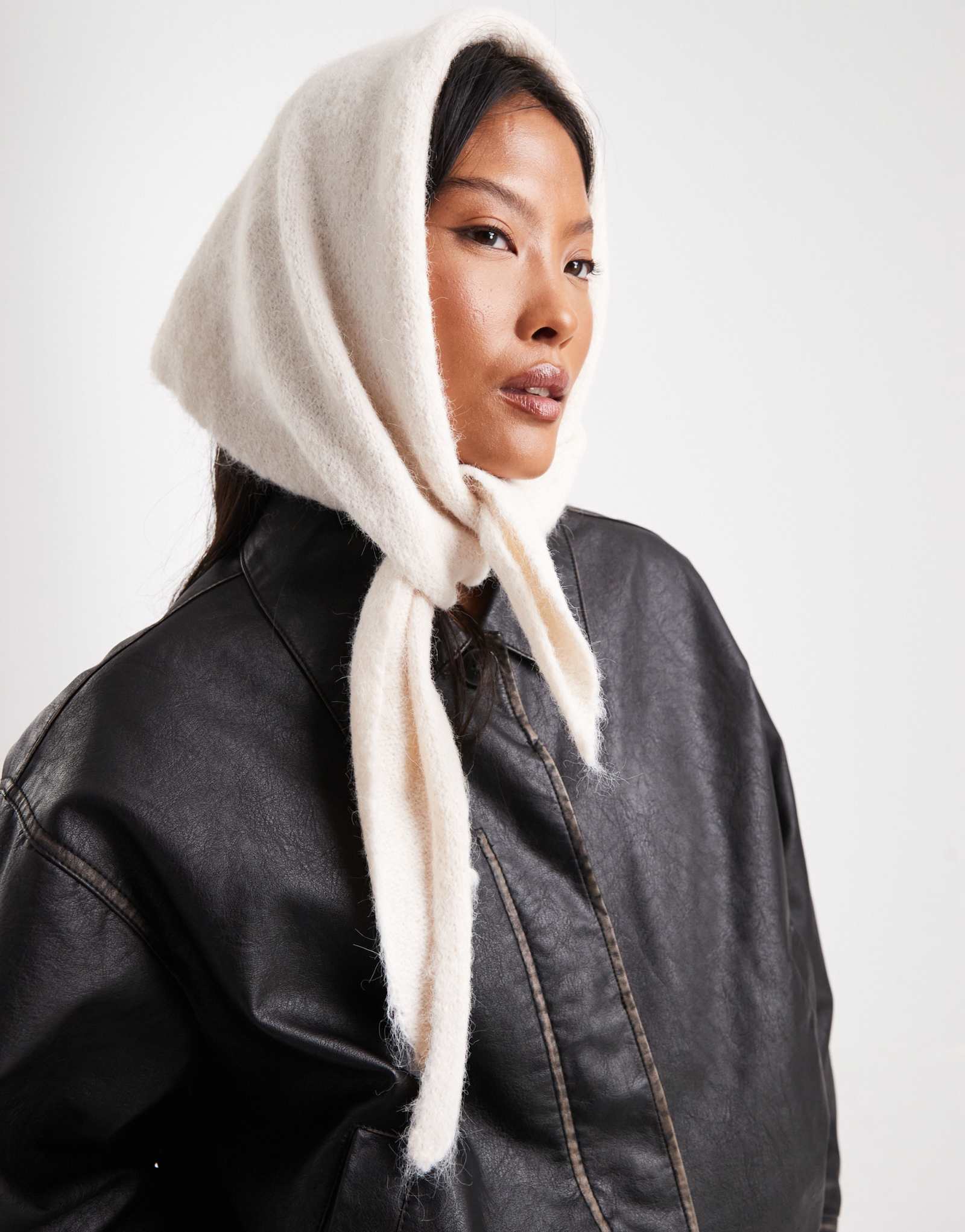 Хлопковая косынка с капюшоном и шарфом цвета экрю