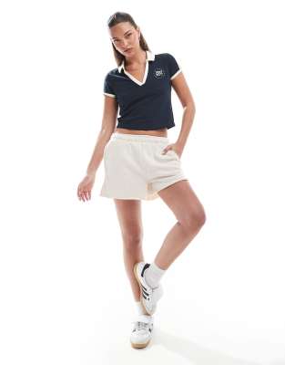 Cotton On - Klassische Mini-Shorts aus Fleece in Cremeweiß