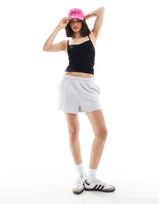 Cotton On - Klassische Mini-Shorts aus Fleece in meliertem Grau