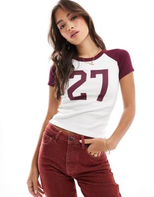 Cotton On - Knapp geschnittenes, buntes T-Shirt mit „27"-Print