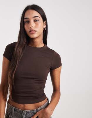 Cotton On - Knapp geschnittenes Oberteil in French Roast-Brown