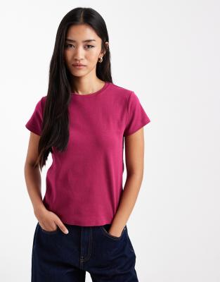 Cotton On - Knapp geschnittenes T-Shirt im 90er-Stil in Dark Lotus-Rosa