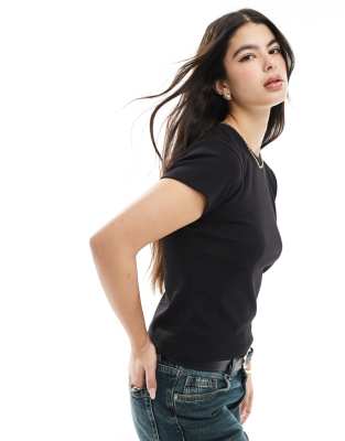 Cotton On - Knapp geschnittenes T-Shirt im 90er-Stil in Schwarz