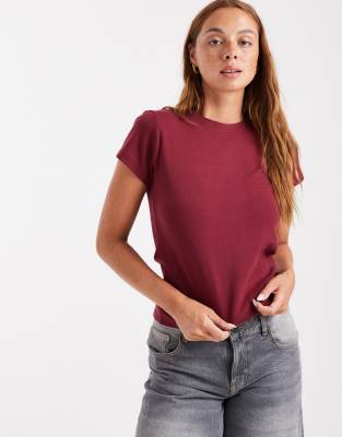 Cotton On - Knapp geschnittenes T-Shirt in Kirschrot im Stil der 90er