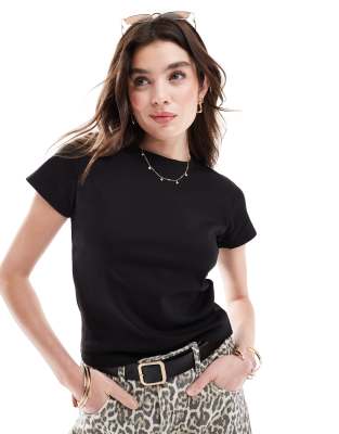 Cotton On - Knapp geschnittenes T-Shirt in Schwarz