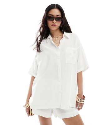 Cotton On - Kurzärmliges Oversize-Shirt in Weiß, mit Leinen-Optik und Relaxed-Fit-Passform