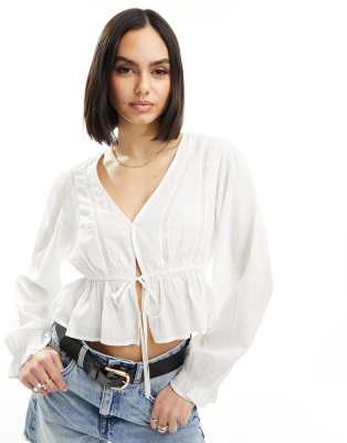 Cotton On – Kurze Prairie-Bluse in Weiß mit Spitzendetail 