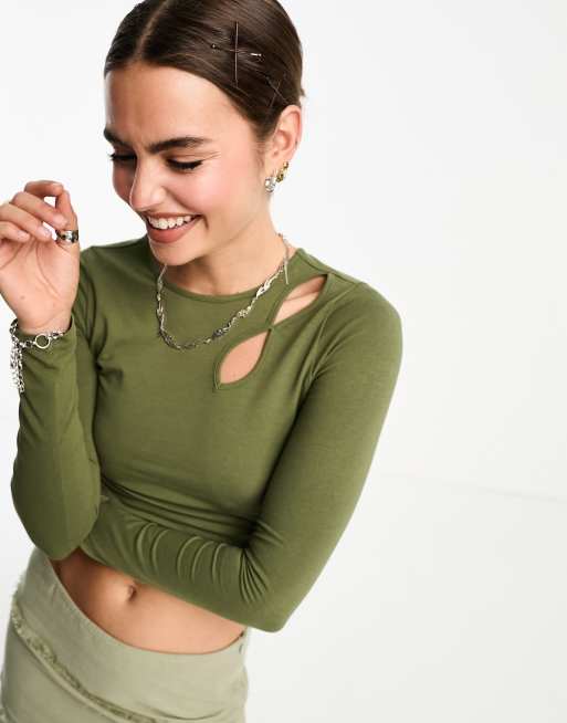 Cotton On – Langärmliges, kurzes Oberteil in Khaki mit Zierausschnitten 