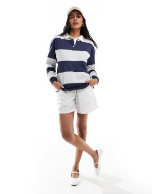 Cotton On - Langärmliges Oversize-Polohemd in Grau-Marineblau gestreift