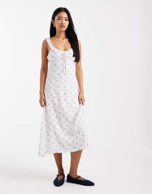 Cotton On - Layla - Midikleid mit Rüschen und Gänseblümchenmuster in Wallnussbraun-Bunt