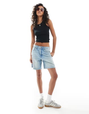 Cotton On - Locker geschnittene Jeans-Shorts in sonnenverblasstem Blau
