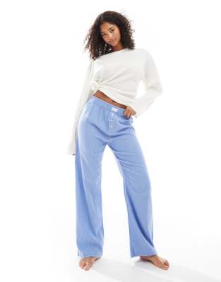 Cotton On - Locker geschnittene Pyjama-Hose aus Flanell in gestreiftem Himmelblau