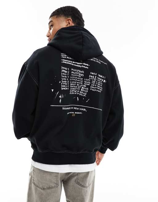 Cotton On – Locker geschnittener Kapuzenpullover mit Ziernaht und „Basquiat“-Kunstprint 