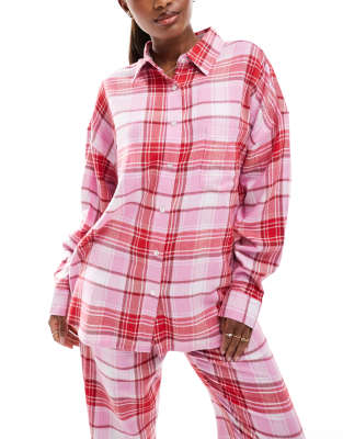 Cotton On - Locker geschnittenes Pyjama-Hemd aus Flanell mit Karomuster in Rosa und Rot-Bunt