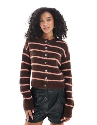 Cotton On - Lofty Luxe - Strickjacke in Amerikanische Eiche mit Rundhalsausschnitt-Bunt