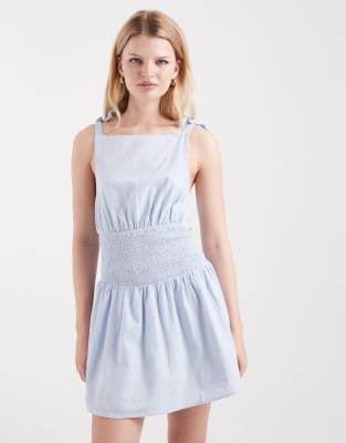 Cotton On - Lola - Minikleid in Staubblau mit gebundenen Trägern